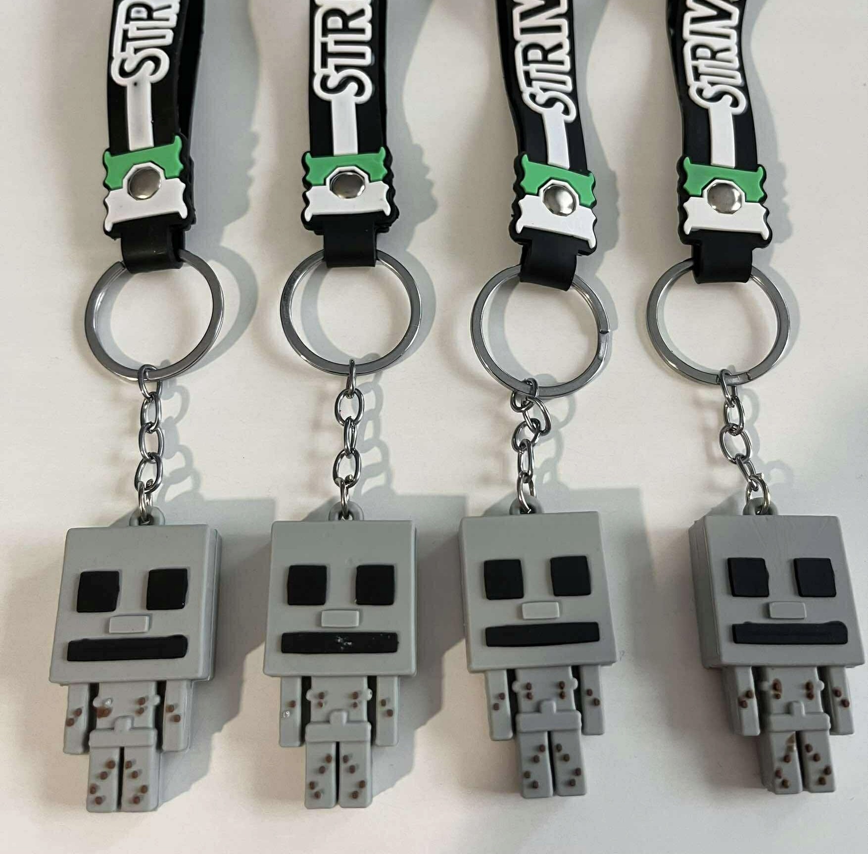 BRELOK GUMOWY FIGURKA PIXELOWA 1 SZTUKA