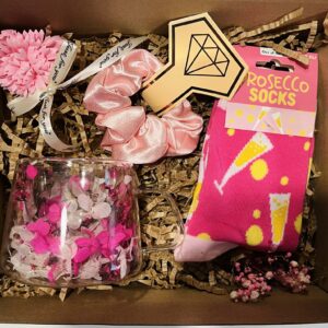 Box prezentowy dla niej PROSECCO – różowy zestaw skarpetki scrunchie kubek