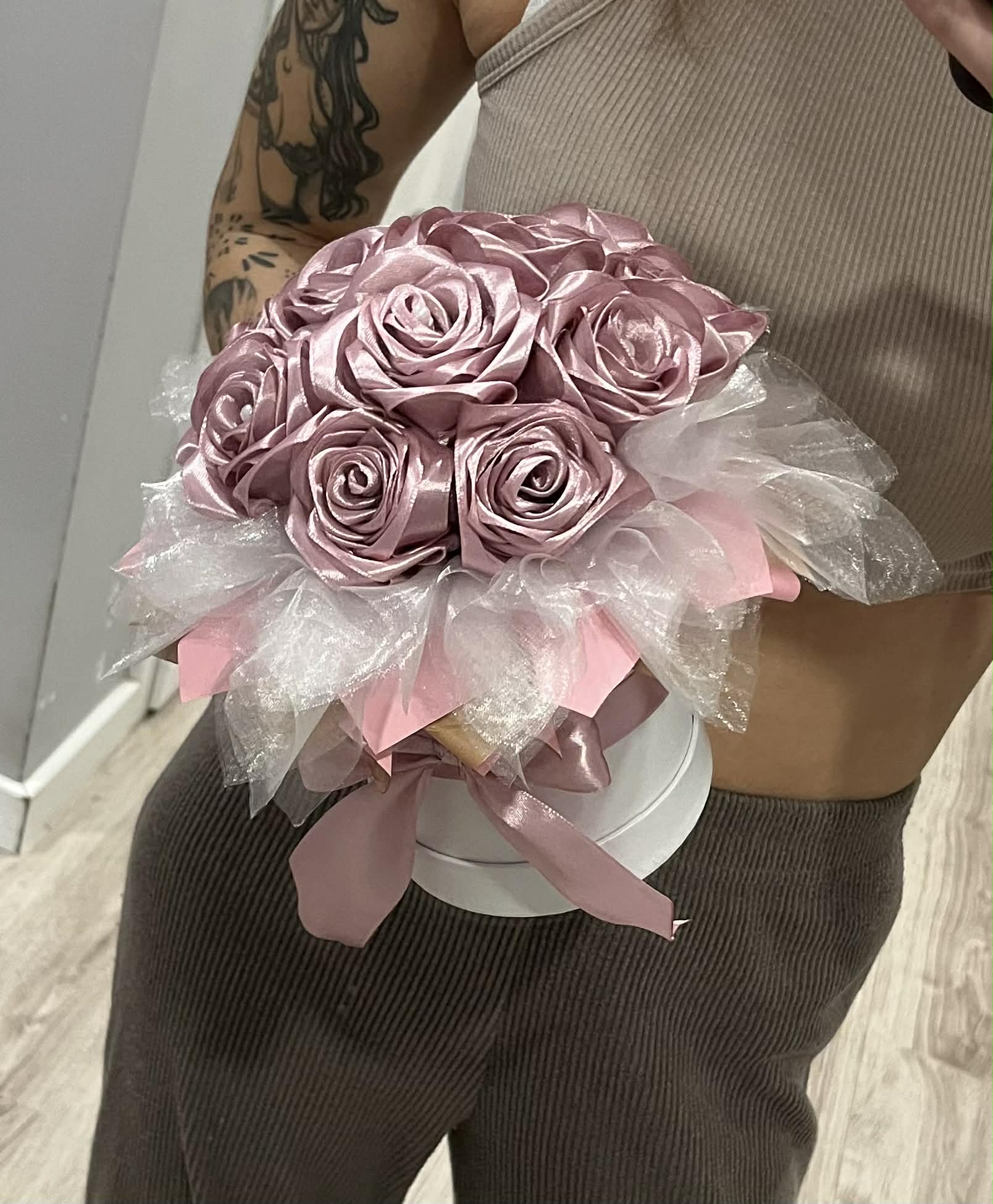 Bukiet róż Flower box pudrowe róże | Prezent dla kobiet | Róże z wstążki - obrazek 5