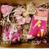 Box prezentowy dla niej PROSECCO – różowy zestaw skarpetki scrunchie kubek - obrazek 3
