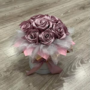 Bukiet róż Flower box pudrowe róże | Prezent dla kobiet | Róże z wstążki